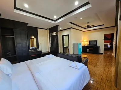 Suite de dos dormitorios con balcón — Nanai 2 Residence Patong Phuket